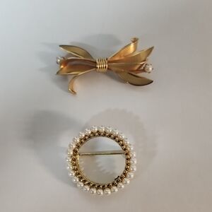 Elegant Gold and Pearl Brooch Set
